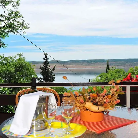 In Starigrad-paklenica 6790 بيت للعطل *