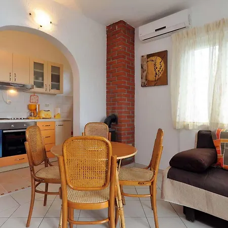 In Starigrad-paklenica 6790 بيت للعطل *
